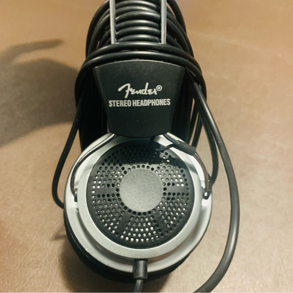 Fender Stereo Wired Headphones  In-Line Volume Controller